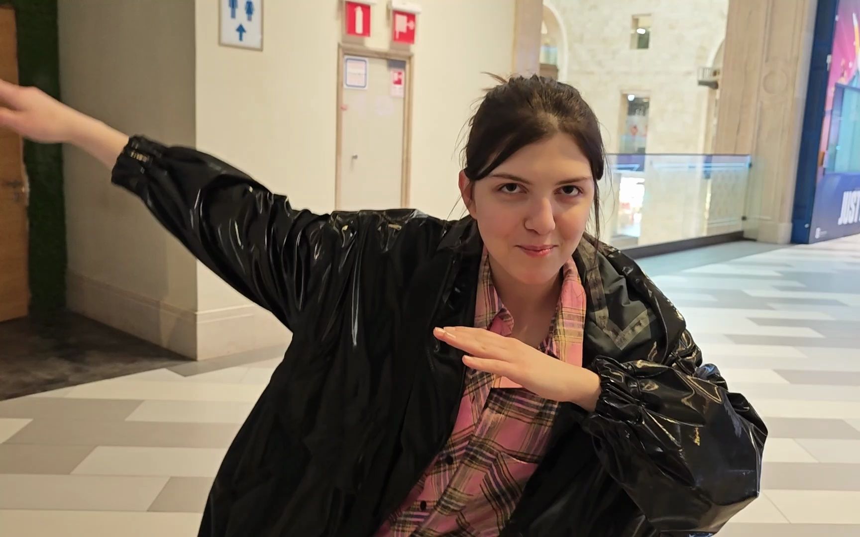 《俄罗斯留学》第55天 毛妹居然会跳科目三?尝尝俄罗斯的中国奶茶