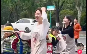 下载视频: 《tiktok》看国内博主出门遇见幼儿园老师带萌娃过马路——这怎么卖的