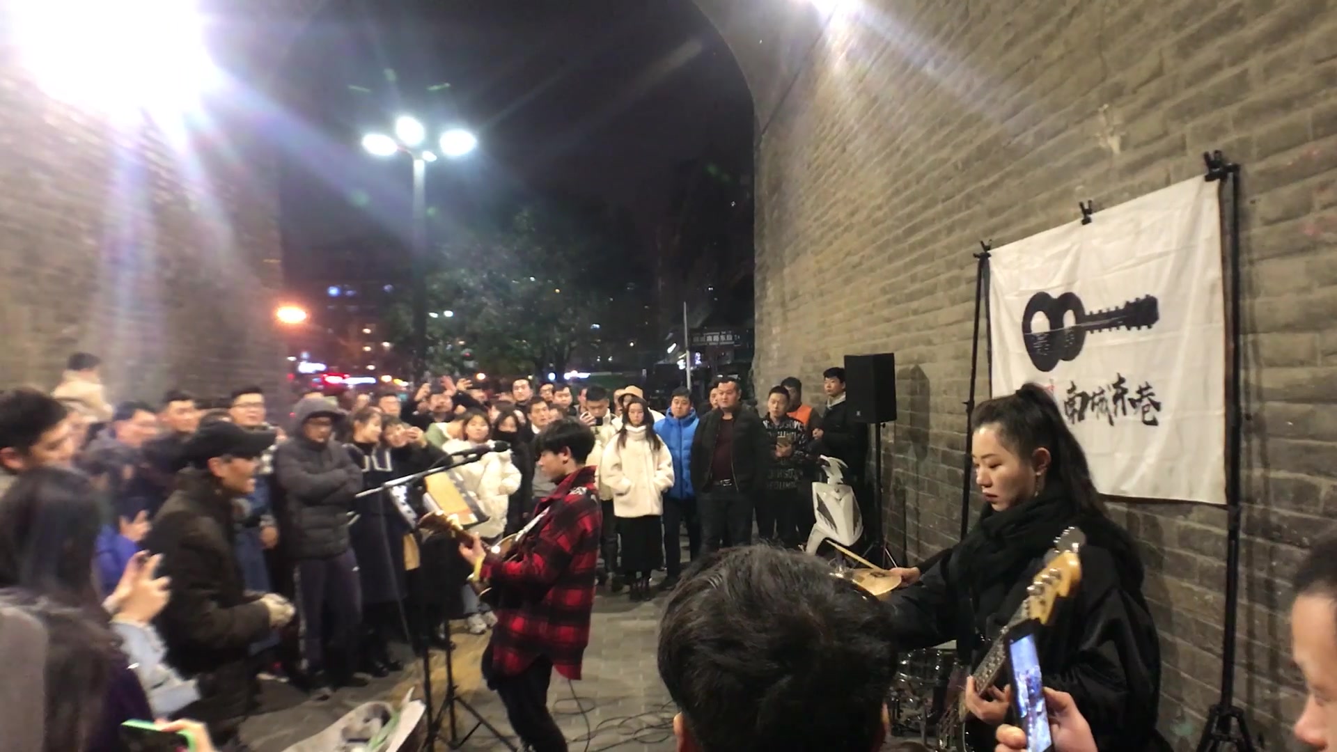 西安街头歌手翻唱许巍《蓝莲花》开口点燃全场大爷也嗨起了