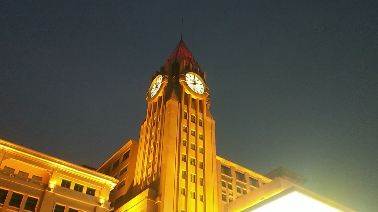 北京王府井钟楼晚上8点报时