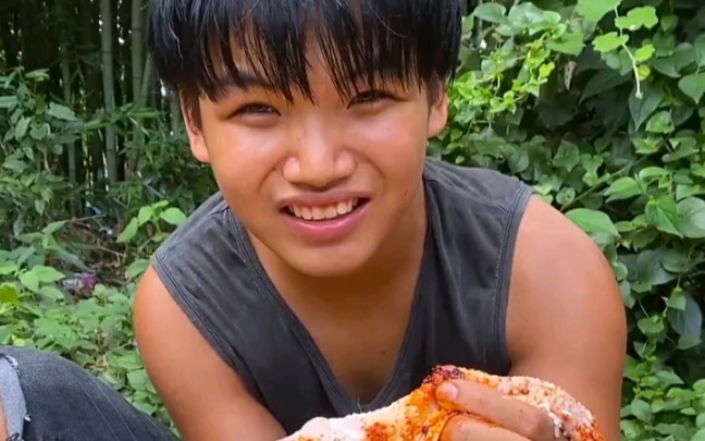 扛把子为了成功竞选村长决定免费为村里人做烤鸡