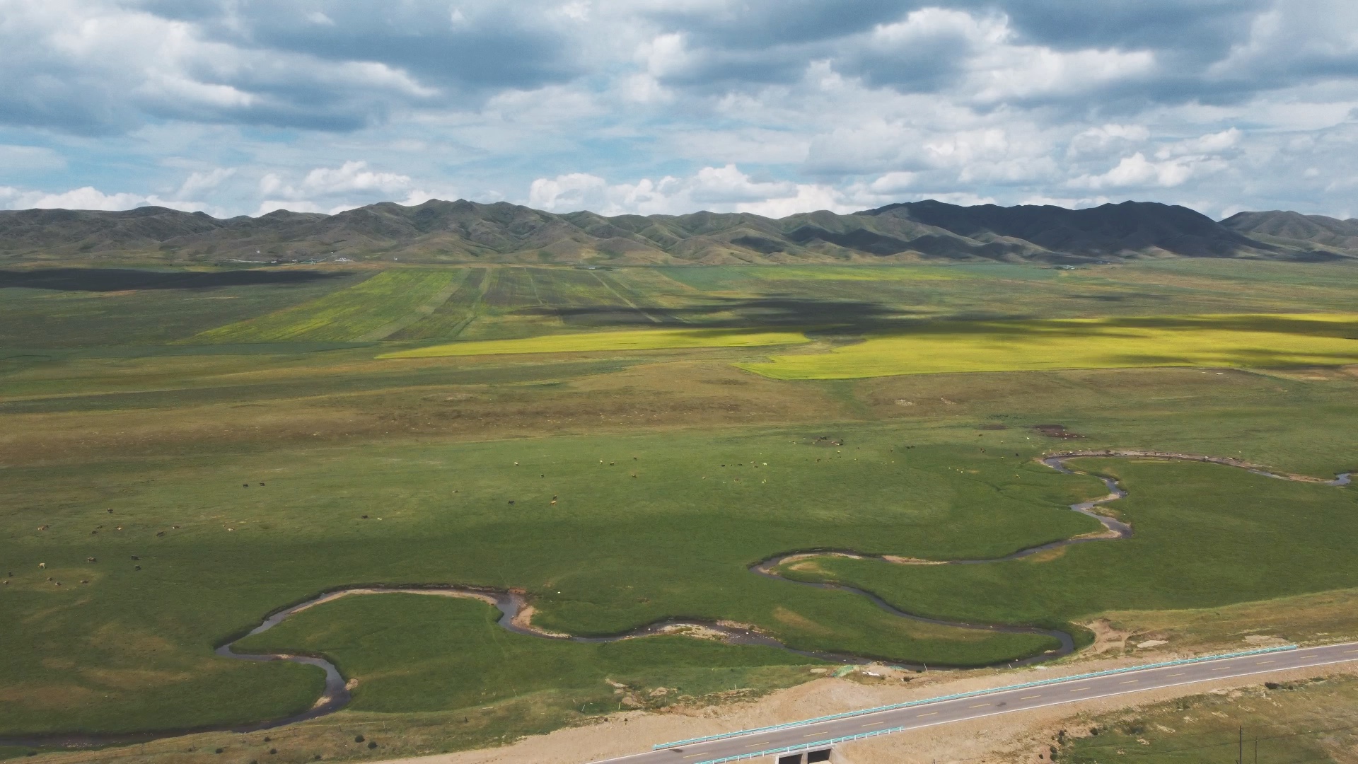 国防公路g219位于新疆段,风景不亚于巴音布鲁克山顶草原