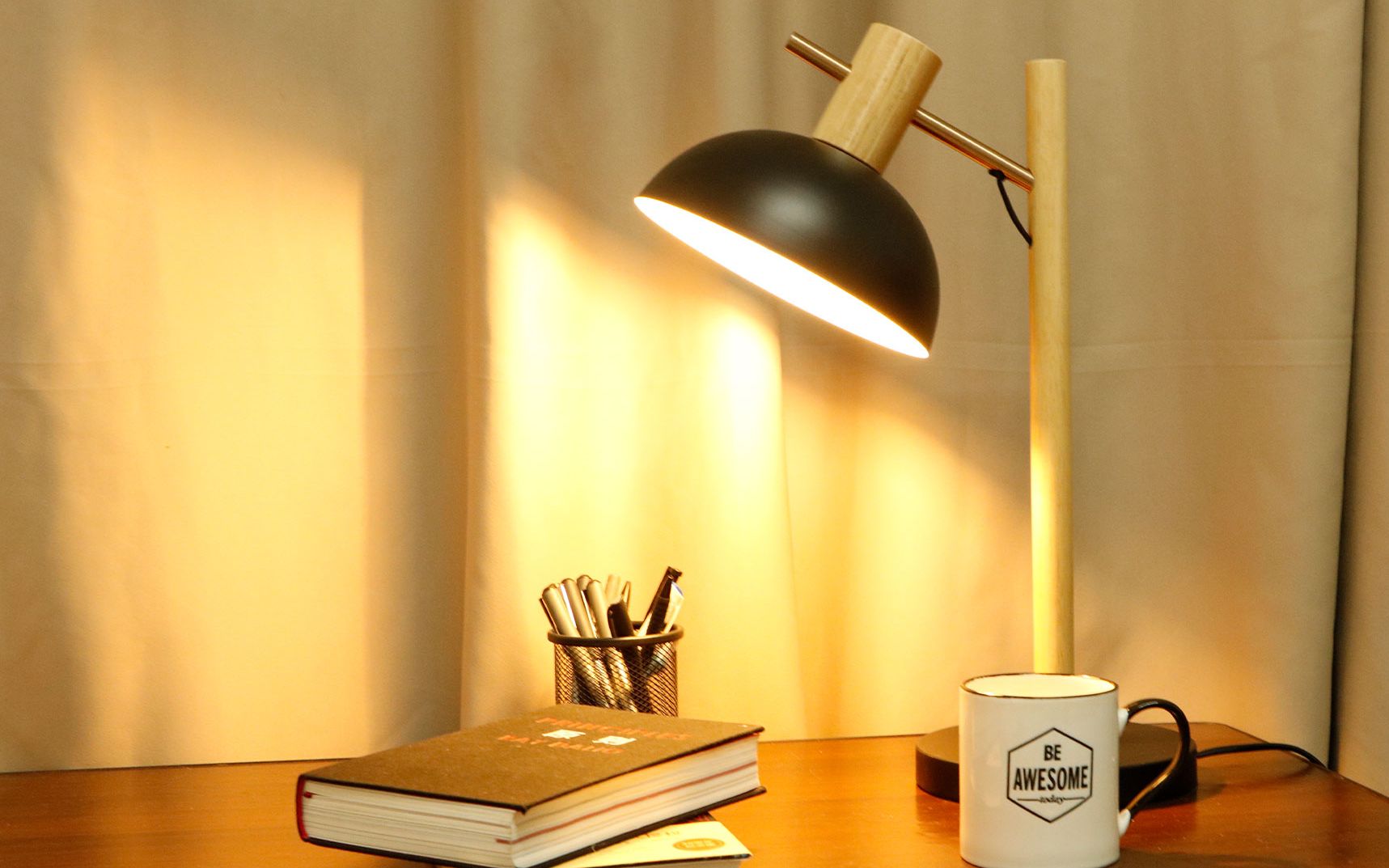 书桌上的阅读台灯点亮眼前的一抹温馨