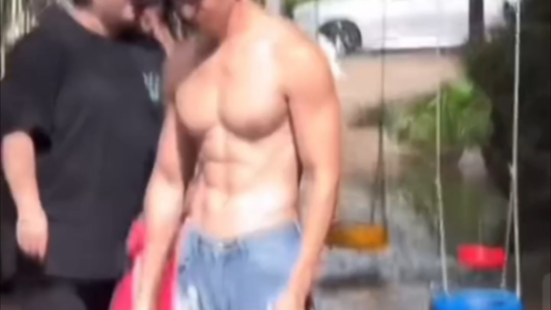 倒三角细腰肌肉男玩水