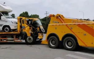 Скачать видео: 这是啥事故啊？房车坏了叫拖车，拖车被撞了又叫拖车，然后半路又着火了吗？这房车真够倒霉的！