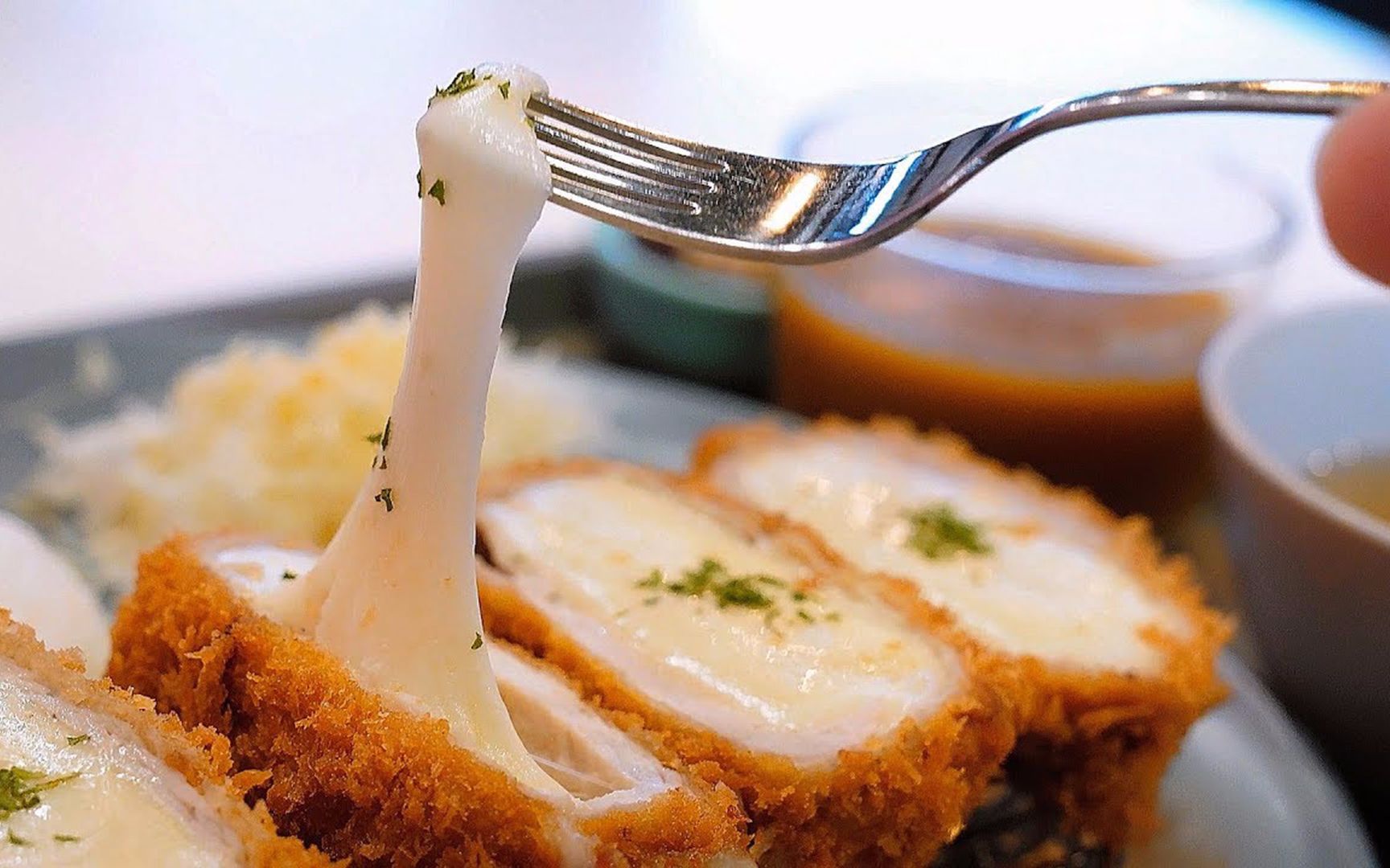 韩国人将猪排捶10分钟,包上芝士油炸,切开芝士汁狂流!