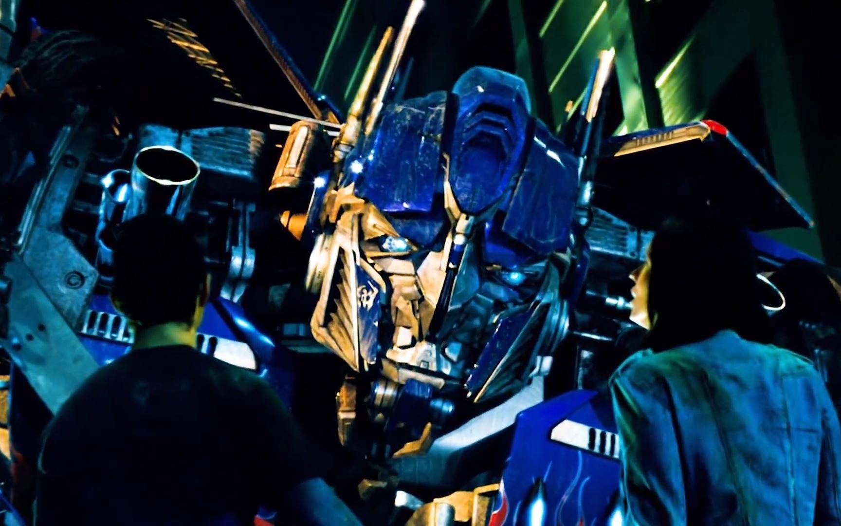 来自汽车人最强领袖擎天柱的超帅救场!