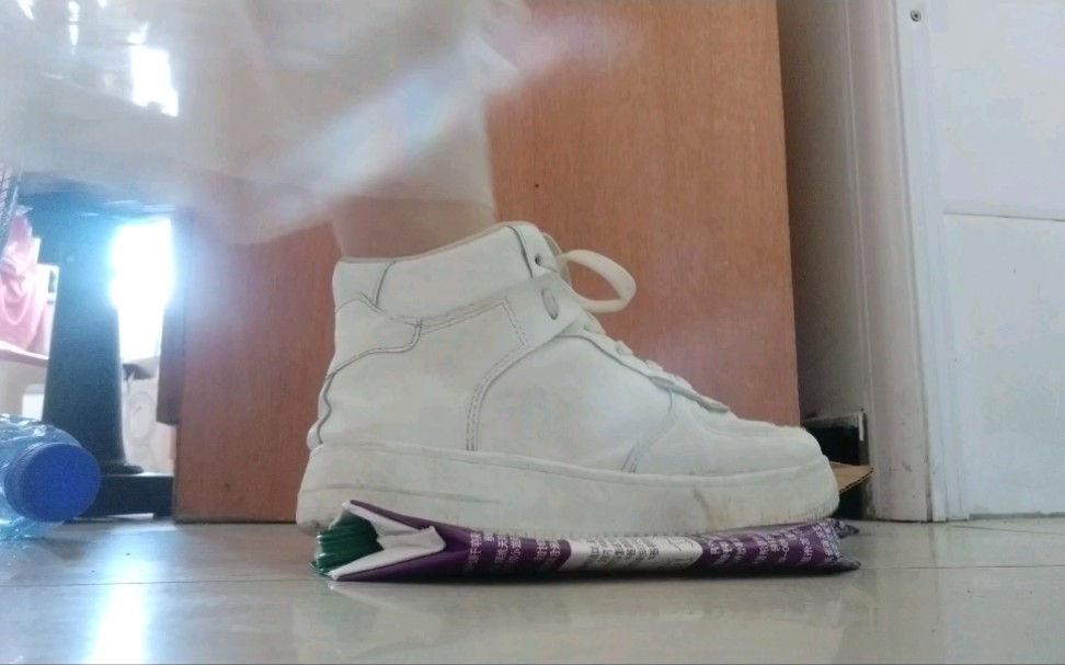 小白鞋踩踏解压