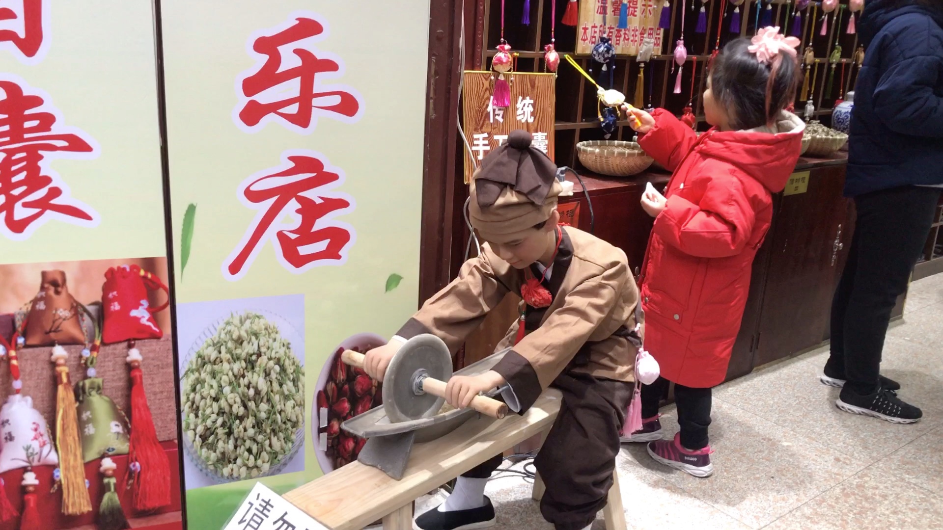 超级逼真的活动假人小药童在辗药