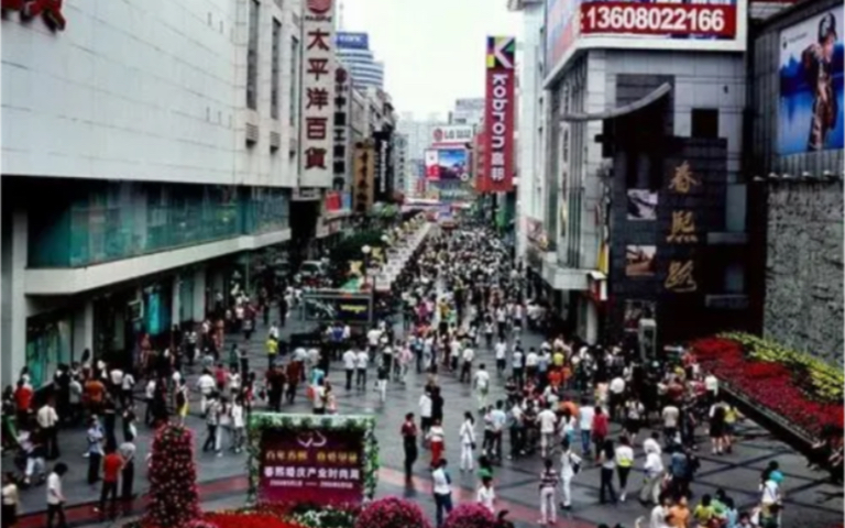 《从地铁寻成都》番外 这可能是你没见过的成都街景.南门曼哈顿,天府机场是新成都的标志,老成都的记忆还留在春熙路、双流机场、锦里、合江亭.哔...