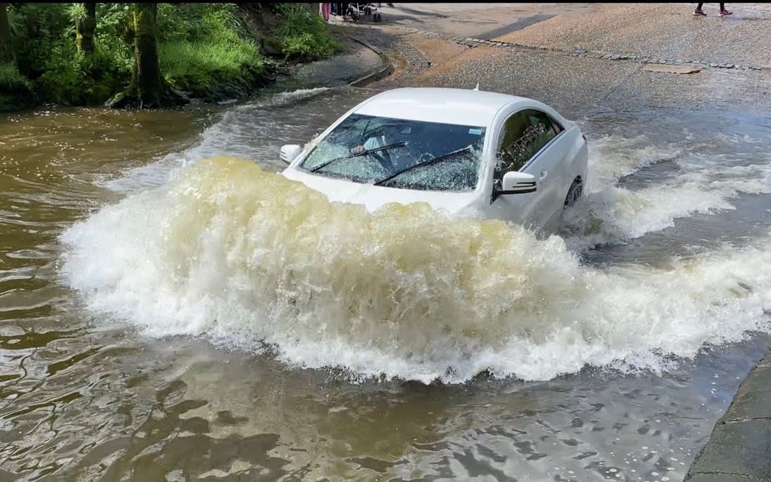 【开局奔驰宝马轮流白给】 各种车辆通过积水路面合集12