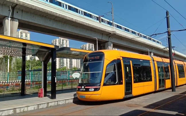 松江有轨电车出站 进站