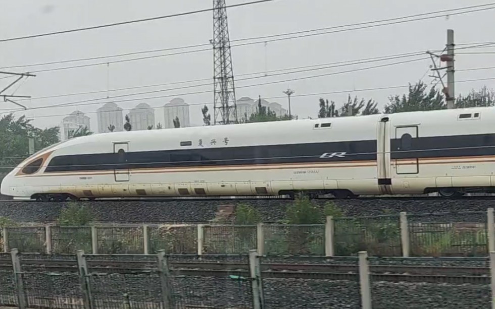 上海-北京南d710次cr200j动集列车通过天津西站,沿京沪线上行,与京津