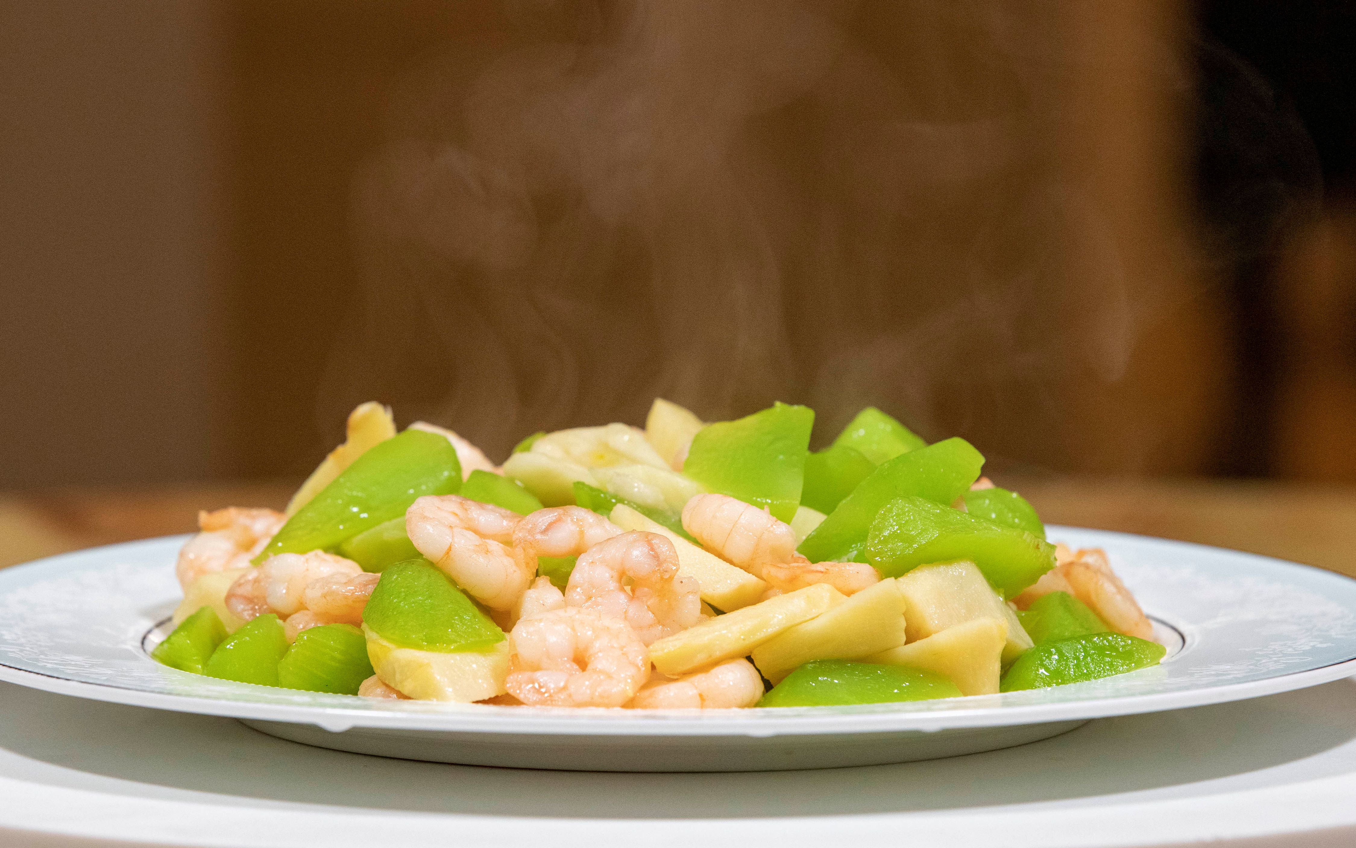 双笋炒虾仁海鲜蔬菜一起炒,色香味很诱人,是年夜饭里的一道好菜