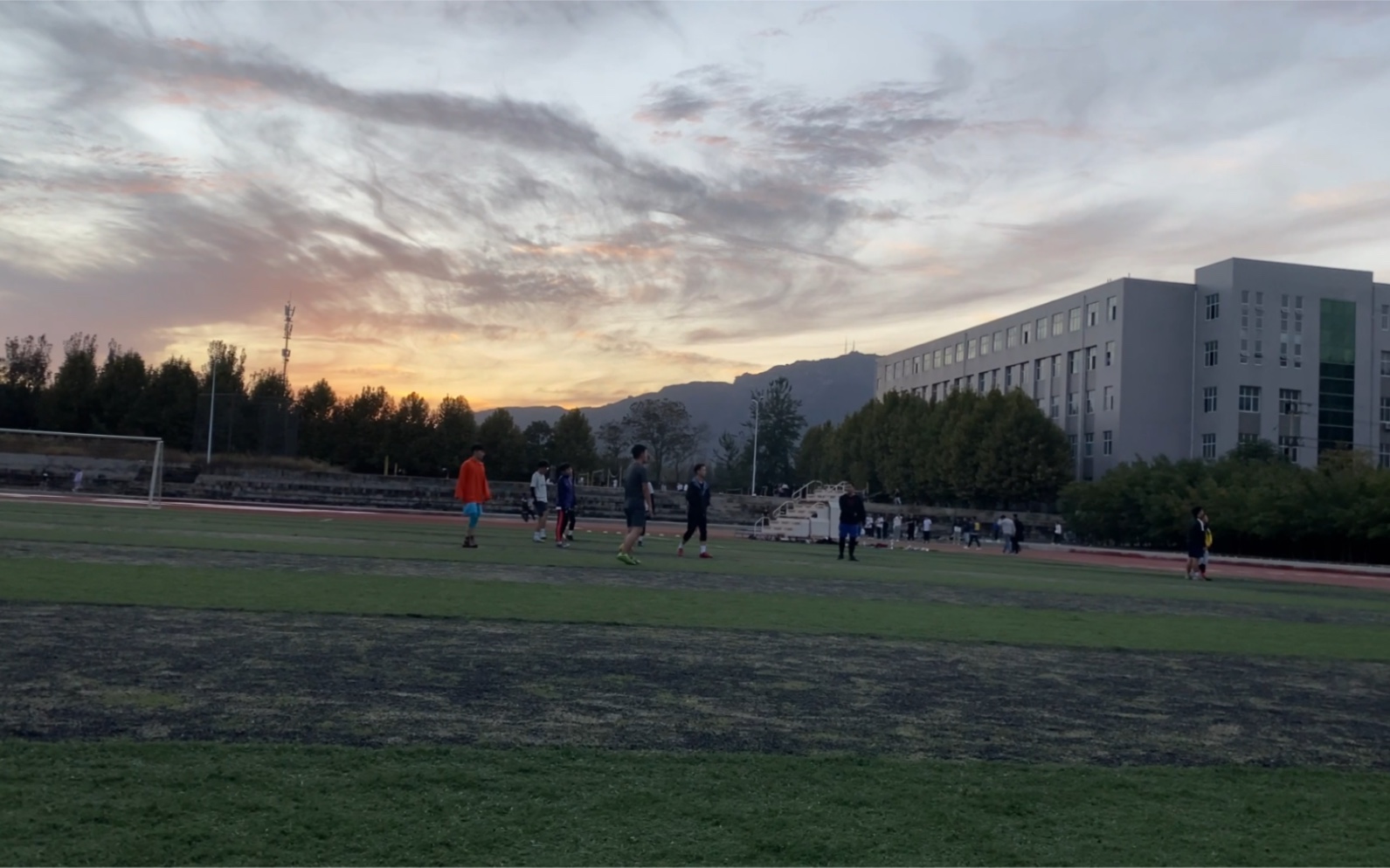 石家庄铁道大学四方学院2021年10月10日摄于封龙山下