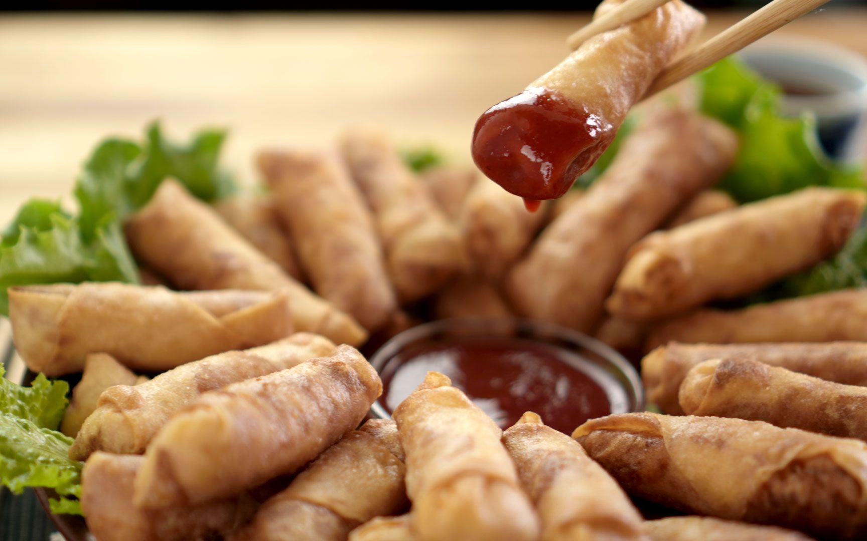 shrimp spring rolls with plum sauce - 鲜虾春卷配李子酱