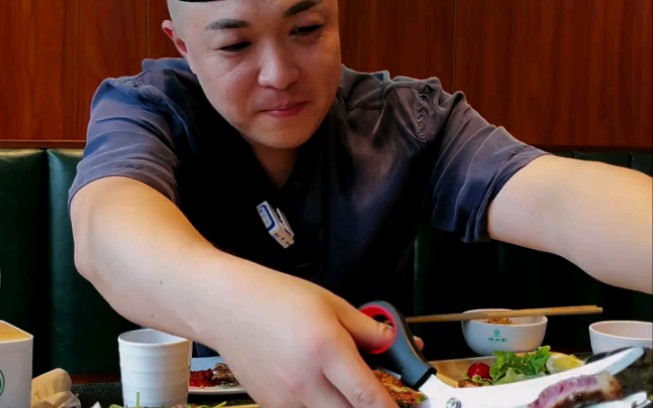 老北京小刀刘转行烤肉刘,给牛公公净身的剪刀拿来招待客人