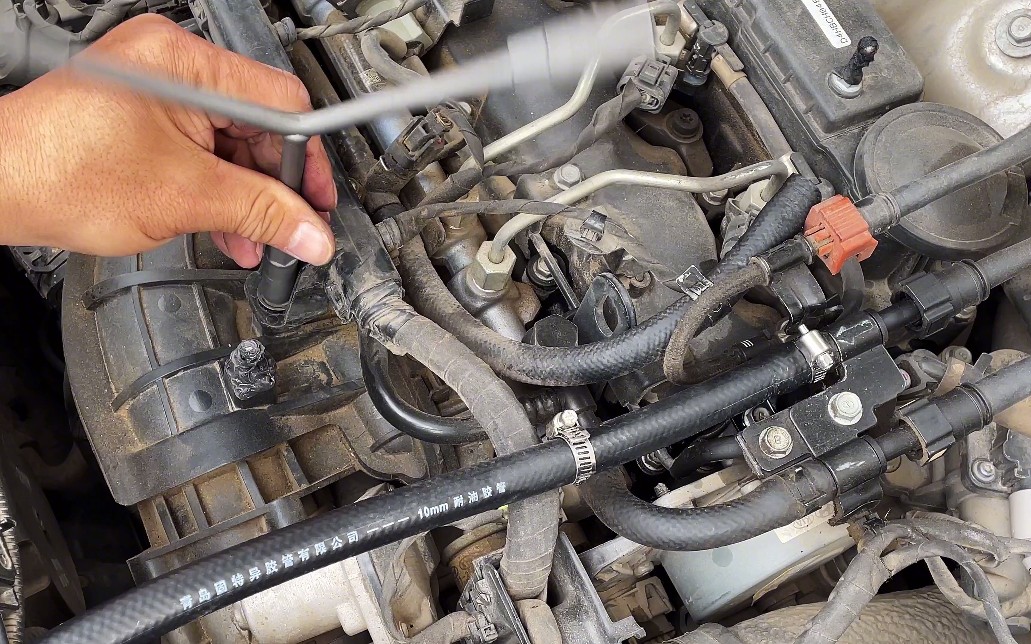 发动机油管渗油没时间到修车厂自己在家这样轻松解决省时省钱