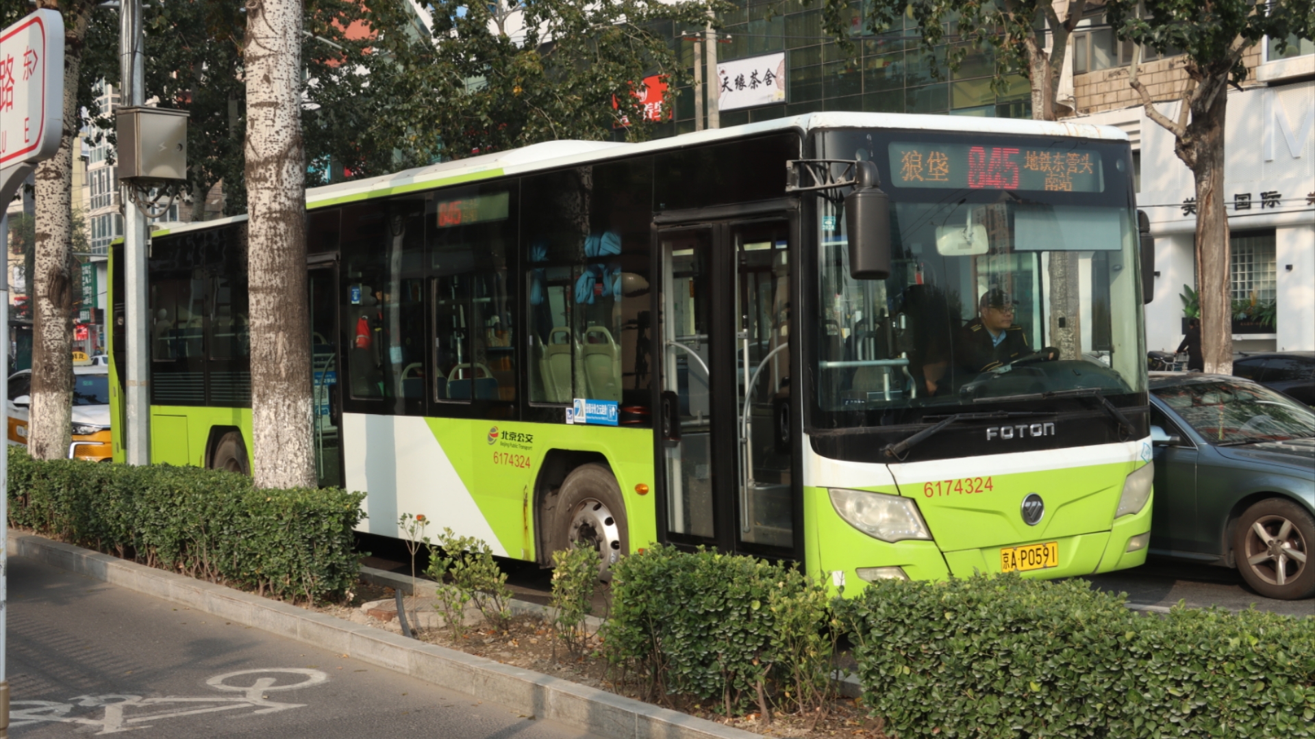 [稀有配车] 845路74324"手动鹰"(一代绿鹰)行驶在泥洼