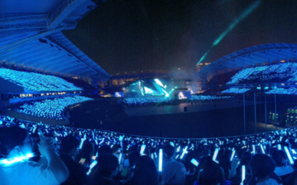 4.30武汉体育中心演唱会《最美的太阳》大合唱