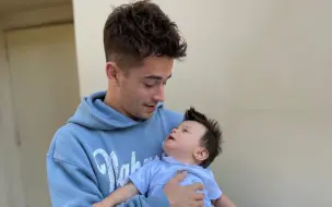 Скачать видео: 【CHARLES LECLERC】Awww小宝贝好可爱，哈哈哈哈摸摸小宝贝的肚子和脸的扣宝更可爱！！！