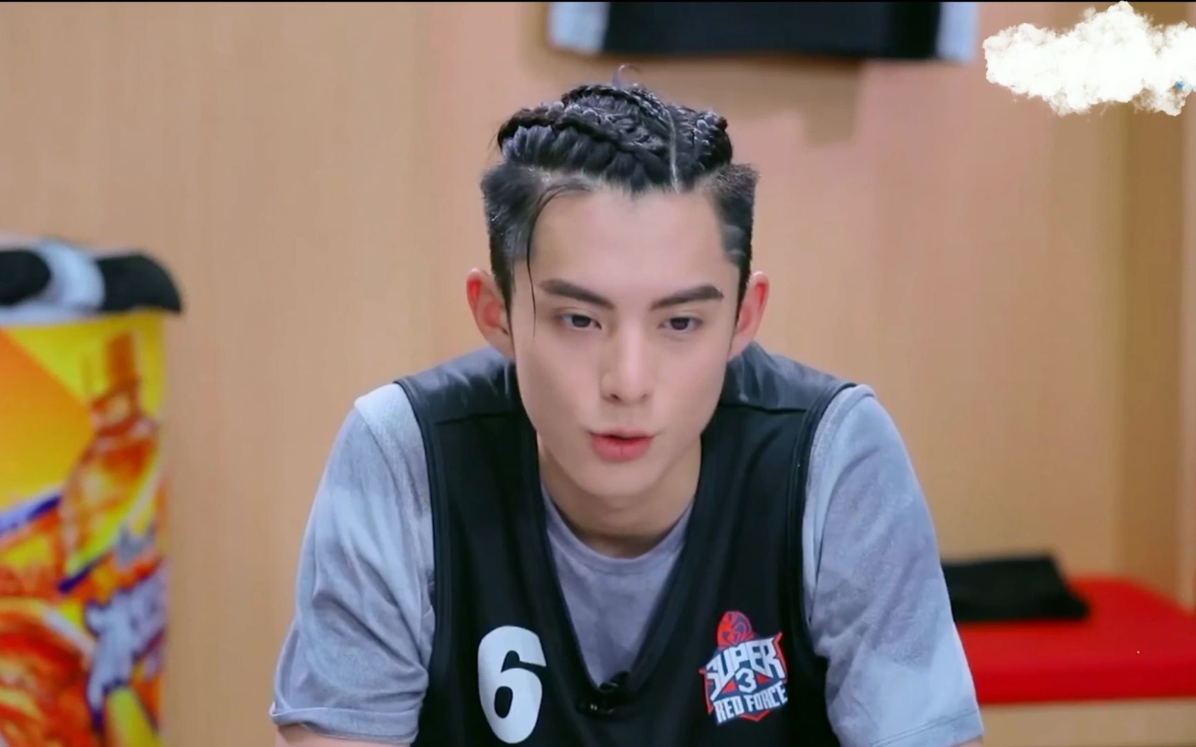 王鹤棣超级企鹅联盟 脏辫马尾棣棣