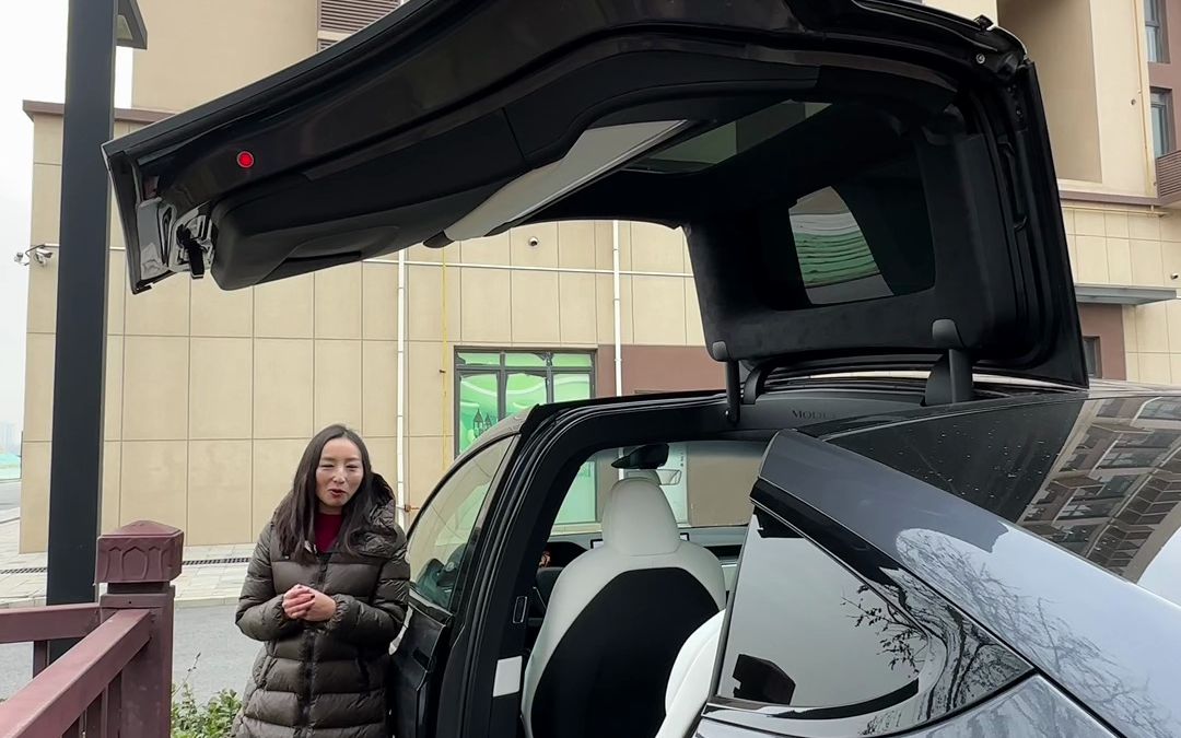 都说特斯拉model x鹰翼门不实用?亲测,比传统车门好使