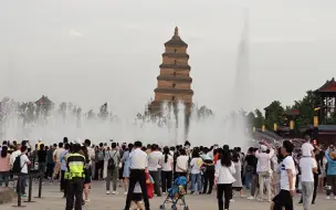 Скачать видео: 西安大雁塔喷泉广场，被参观游览的人震撼到，不到7点水泄不通？