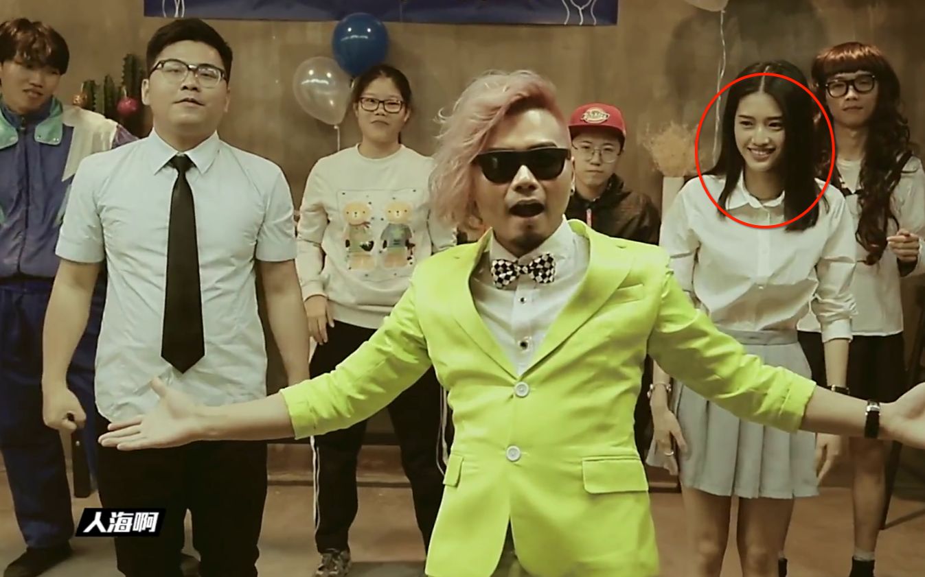 《海草舞》好欢快的一首歌,姑娘都忍不住笑场了!