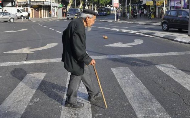 正能量:老人步履蹒跚过安路,警车一路护送