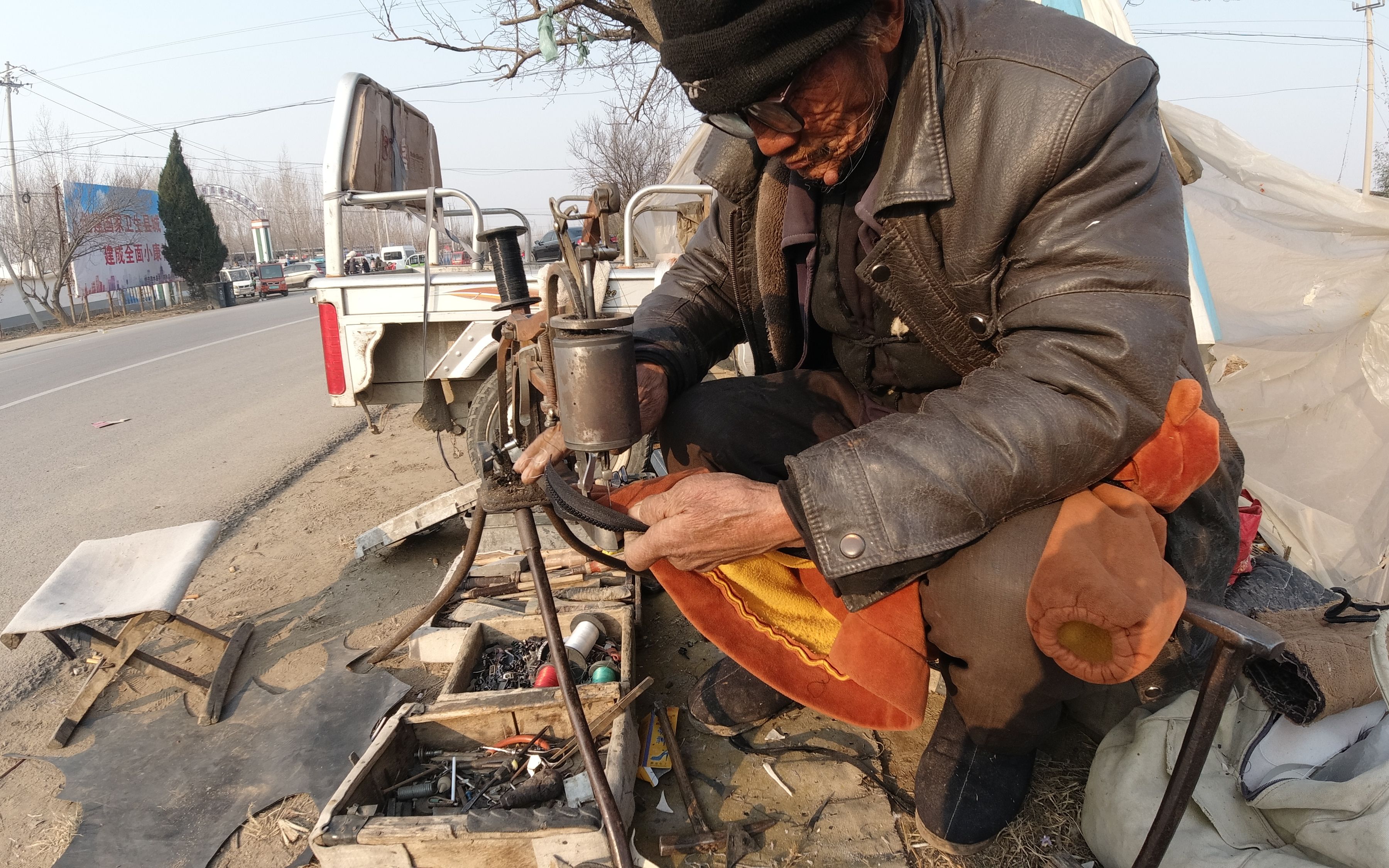 修鞋大爷30多年手艺要失业了感叹跟不上社会了以后靠啥吃饭