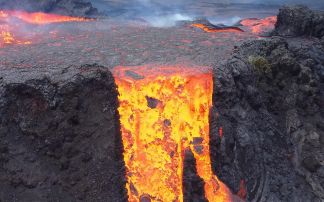 [图]如果再站近一點，火山也會把我融掉吧