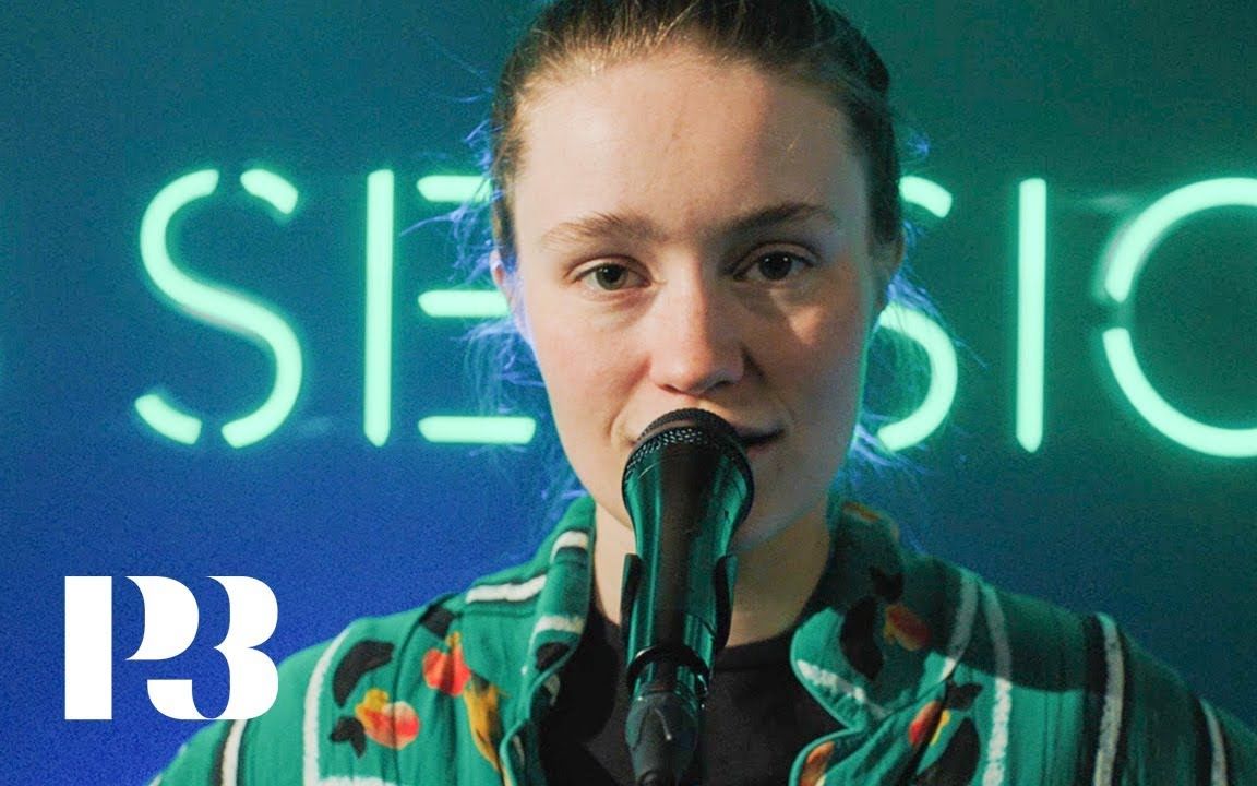 [图]Sigrid 翻唱碧梨 Billie Eilish 热单 Bellyache 中英字幕