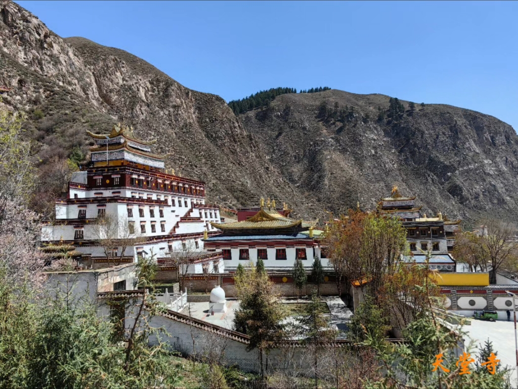 天堂寺周围群山拥绕,形成八宝形状,被视为吉祥宝地