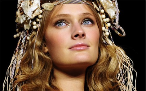 眼有星辰,别具风情的法式方脸仙女;超模康康constance jablonski秀场