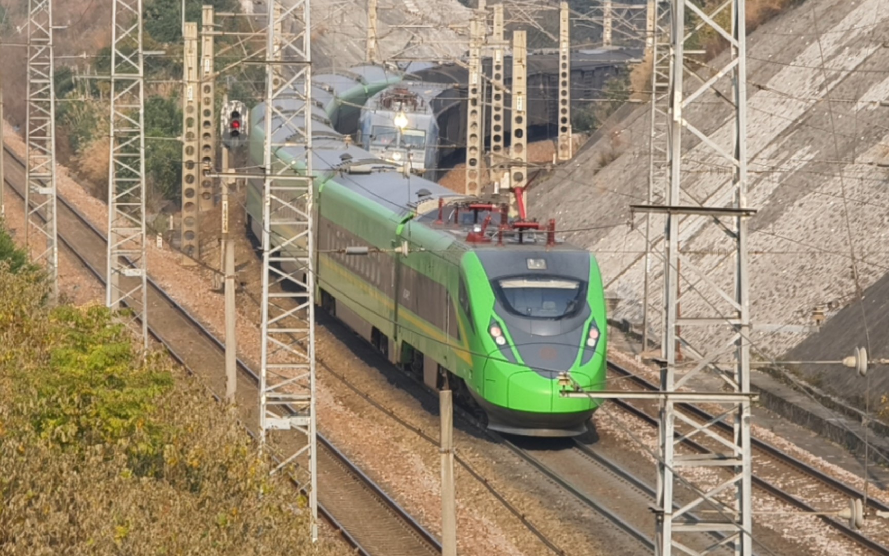 d740与某货列交汇