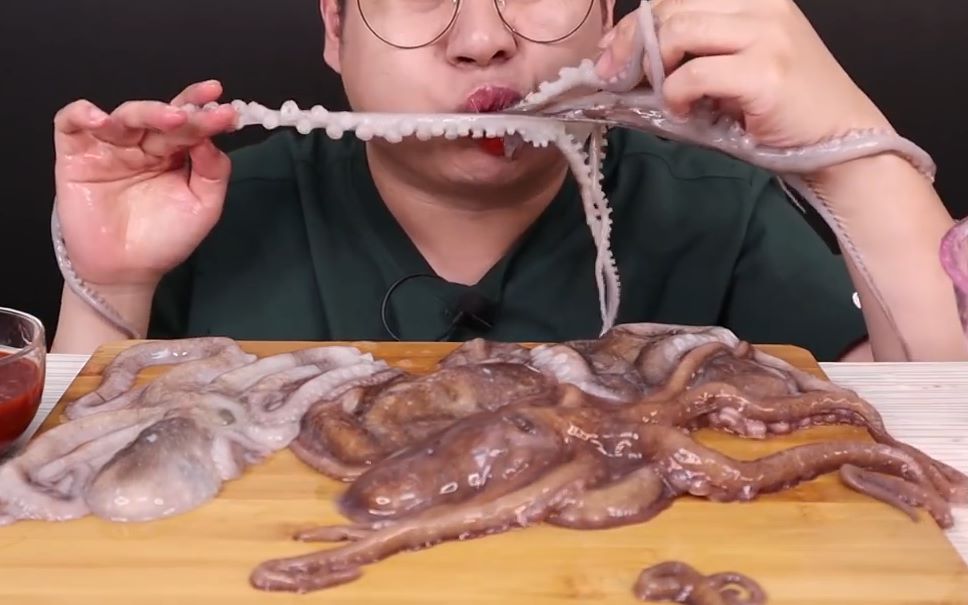 82吃播 82 吃活章鱼