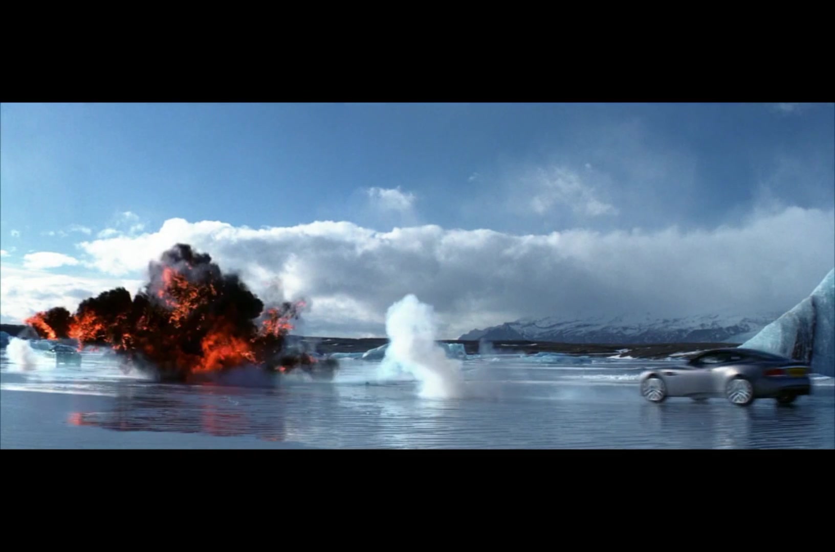 007 择日而亡-邦德与反派的冰上逐车枪战