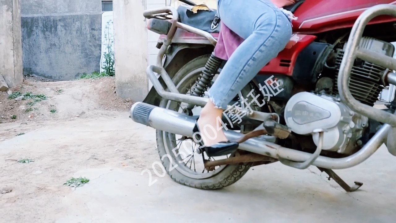 国产牛仔裤美女踩发男士摩托车