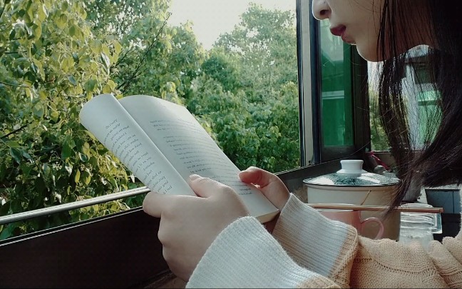 这是平凡的一天  是独一无二的一天  早起  读书  吃饭  看树