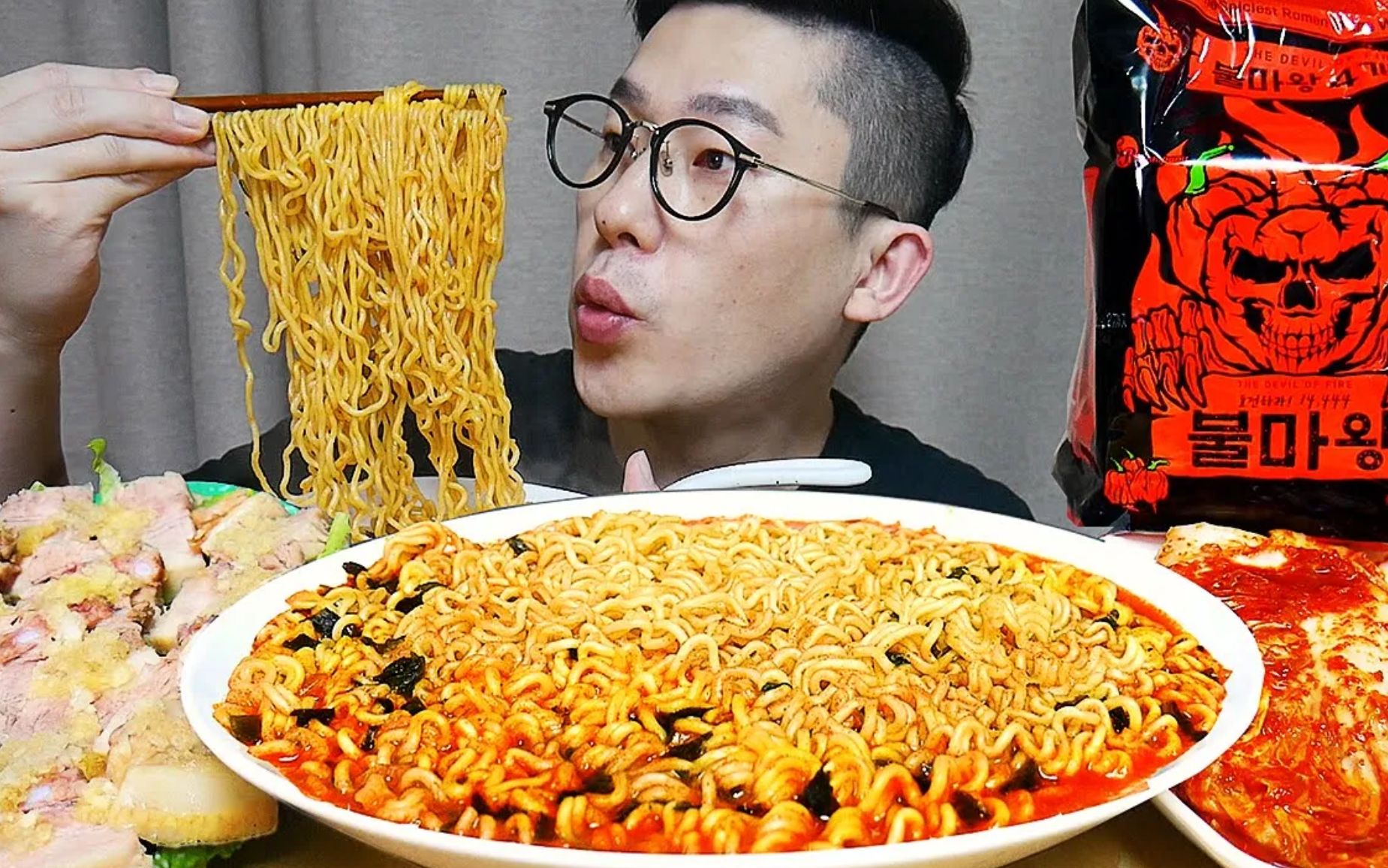 吃播康叔魔鬼辣火鸡面加大块肉爽