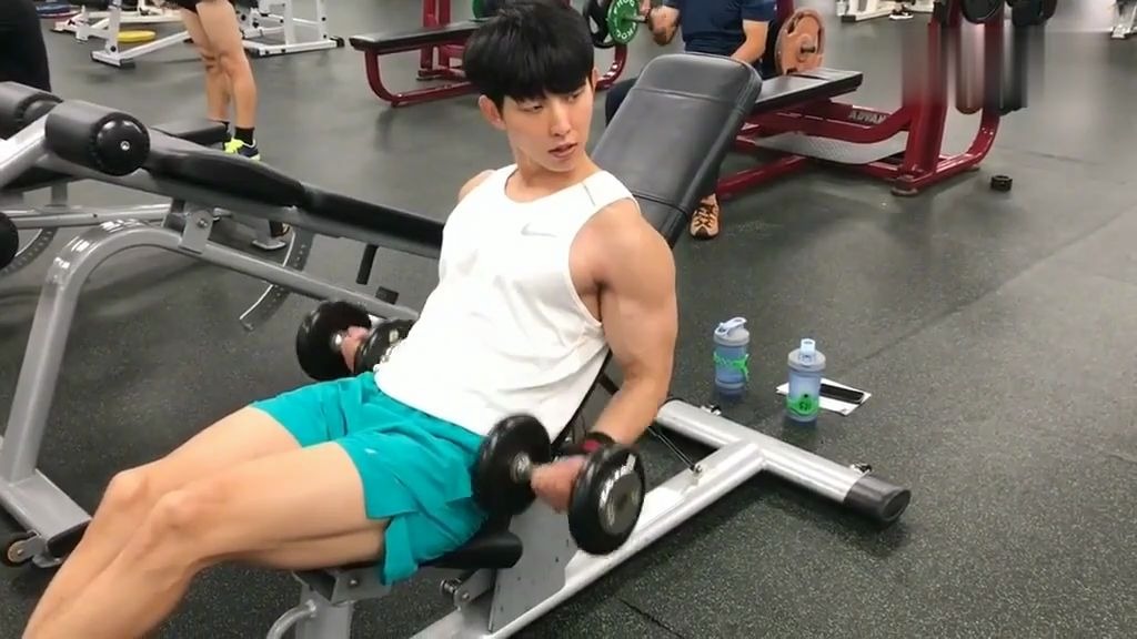 健美男模展示锻炼后的身材这肌肉线条你打几分