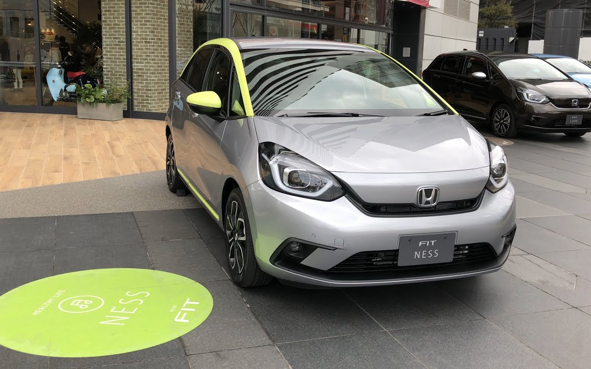 昔日超跑竟沦为"小姐姐最爱"?日本街头实拍 全新一代飞度