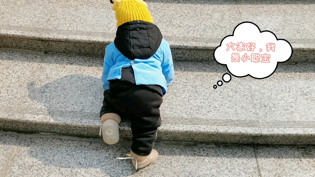 妈妈教宝宝爬楼梯,宝宝一学就会,还越爬越溜,真是个聪明宝宝呀