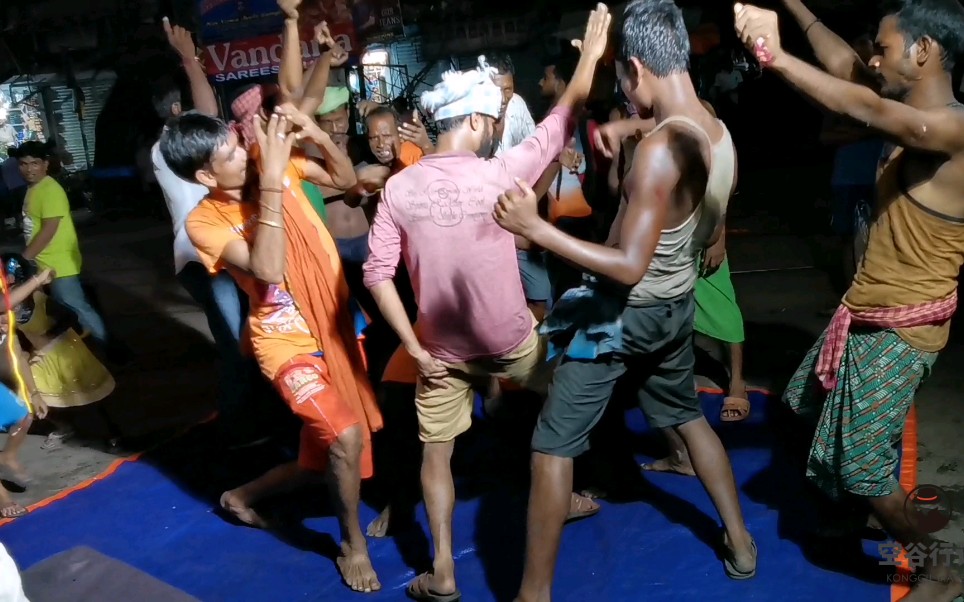 小哥穷游印度,偶遇一群印度壮汉街头跳舞,神仙般的生活场景,他们真的