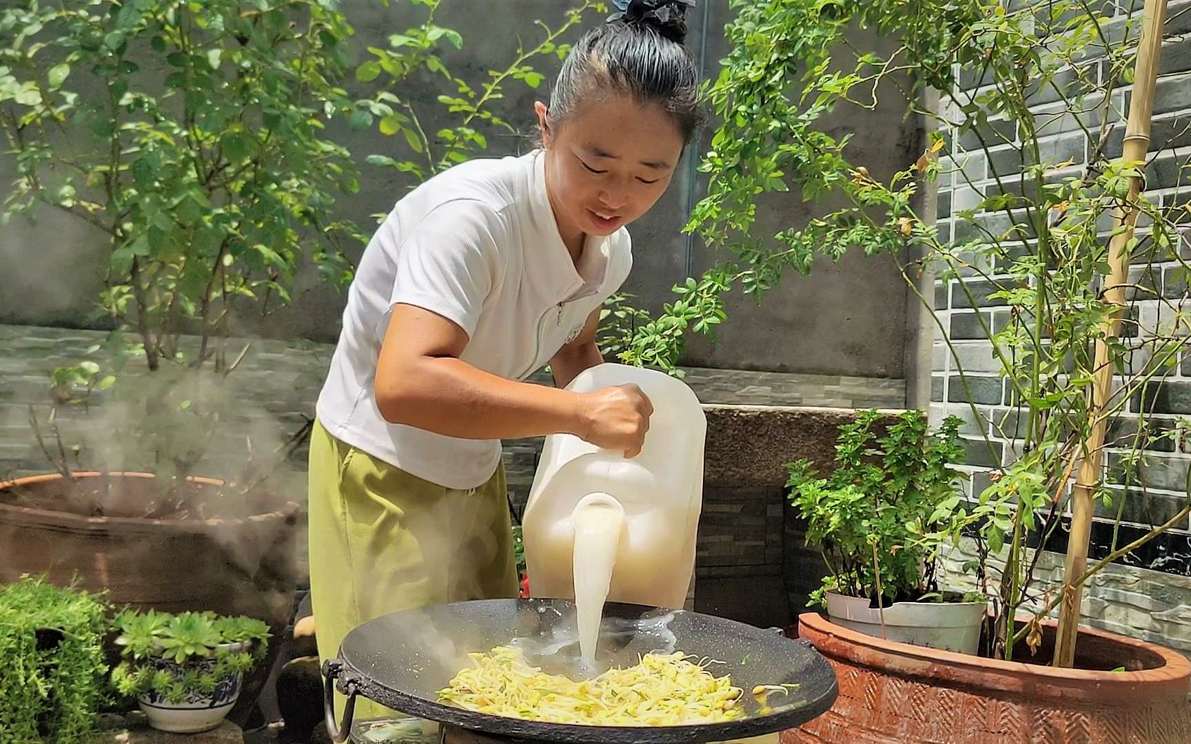 [图]3块钱买半壶浆水，媳妇儿做一锅芝麻叶浆面条，一人吃一瓢真香