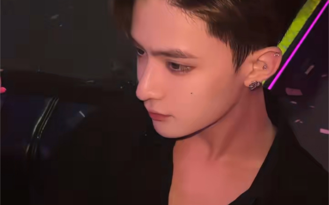 网红酒吧里的网红男神