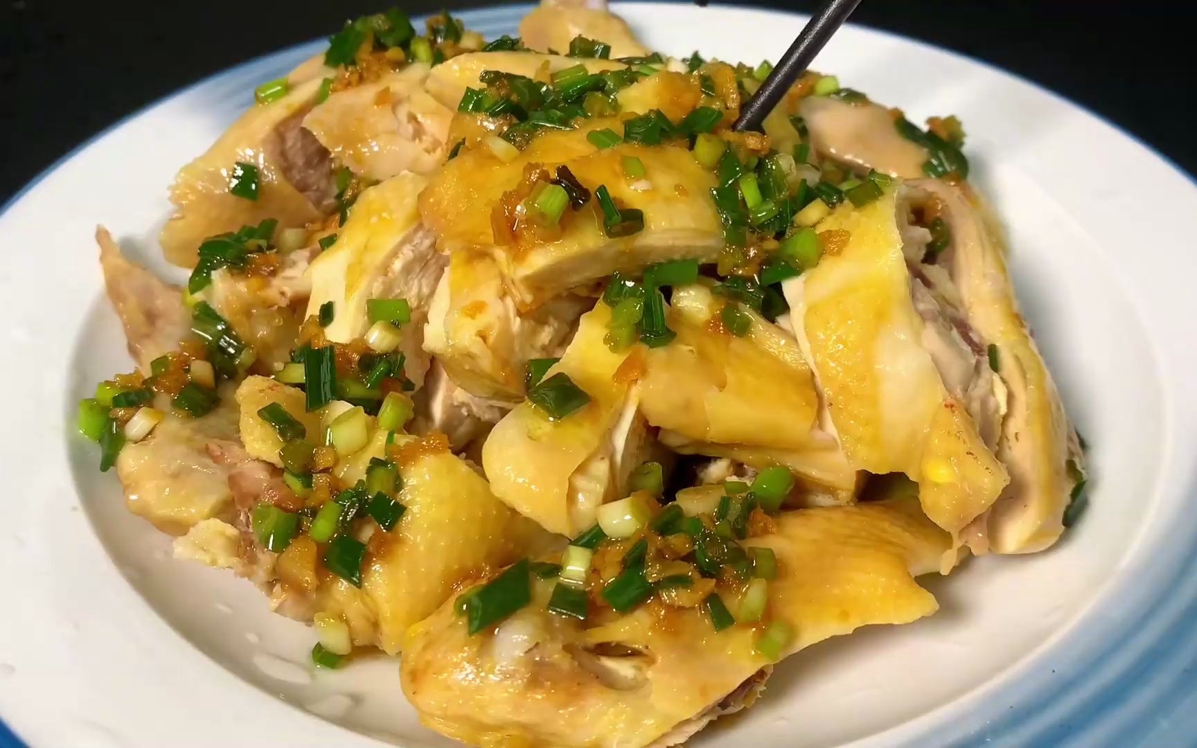 今天我来教大家做一道广东菜,镉水蒸鸡的正确做法,比白斩鸡好吃