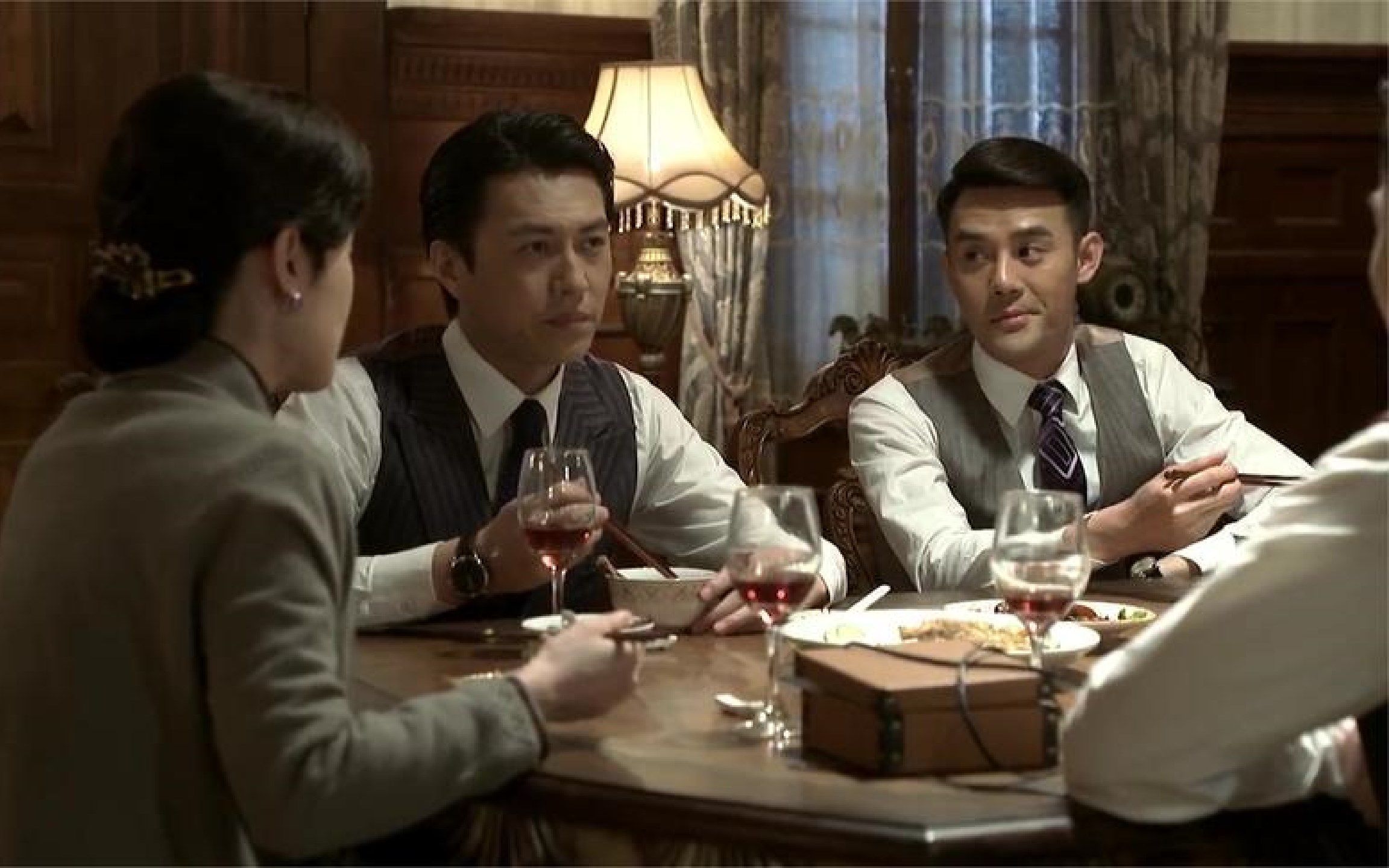 【伪装者42】三兄弟吃年夜饭,地位一目了然,难怪明台平日这么嚣张!