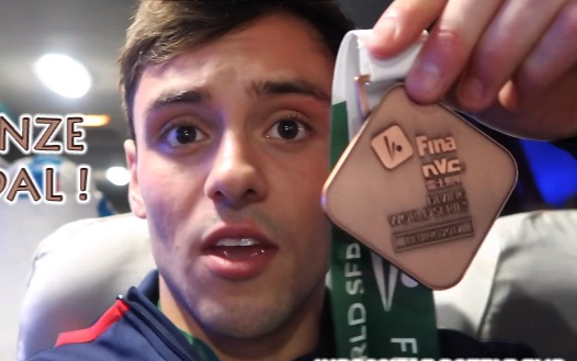 【Tom Daley】【托马斯戴利】【汤姆戴利】BRONZE MEDAL!  IMPOSSIBLE BOTTLE FLIP【Yelad字幕组】哔哩哔哩bilibili